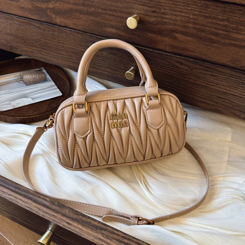 Luxury Lifestyle Fashion - Women Luxury High End Leather Elegant